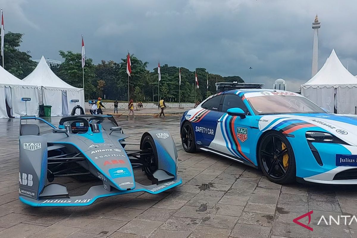 Mobil Formula E tiba di Monas untuk pameran