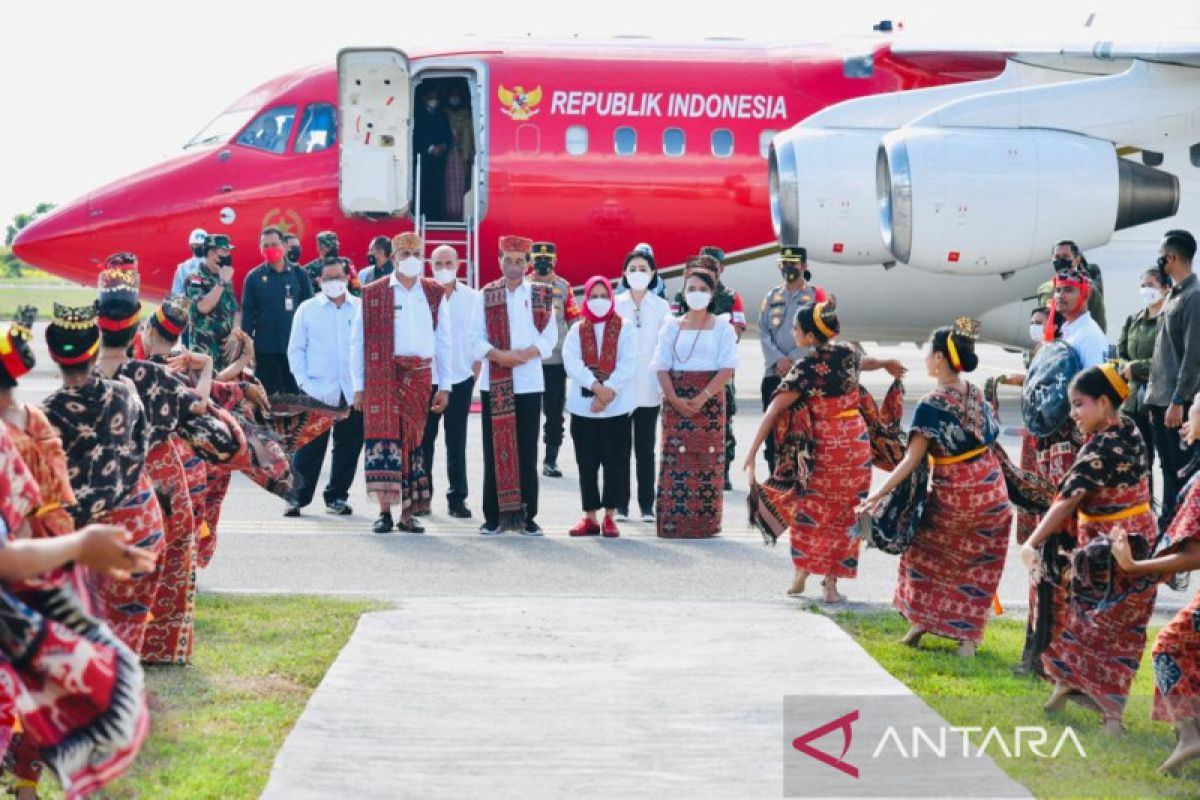 Presiden Jokowi tiba di Sumba Timur dan tinjau pabrik pengolahan sorgum