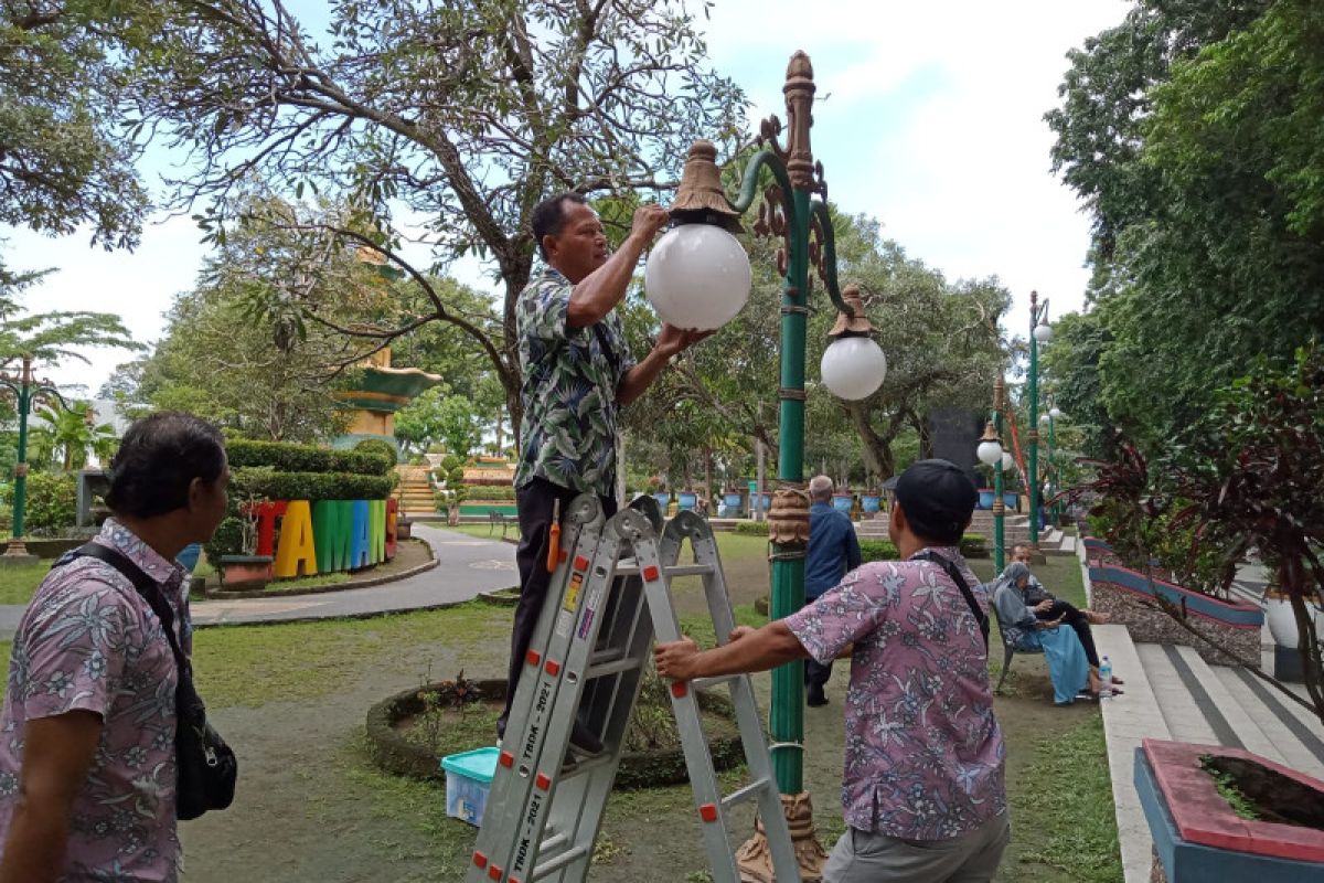 DLH Mataram mengganti ornamen lampu memperindah taman