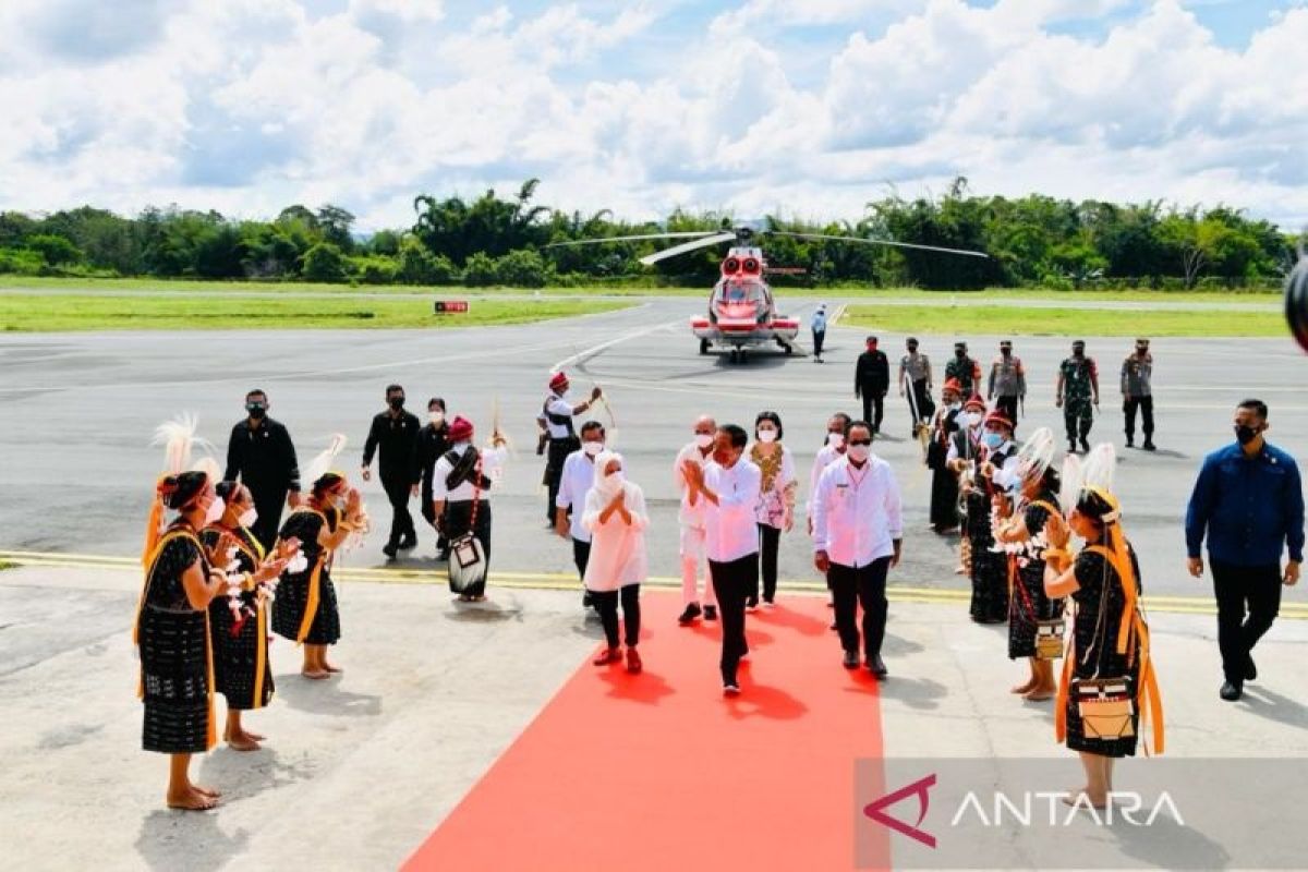 Presiden dan Ibu Iriana Joko Widodo tiba di Sumba Timur dan meninjau pabrik pengolahan sorgum