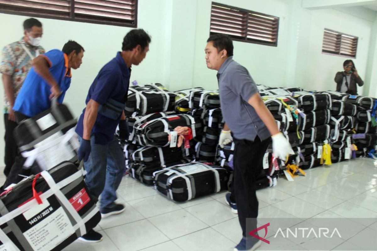 Ratusan koper calhaj kloter pertama tiba di Asrama Haji Donohudan