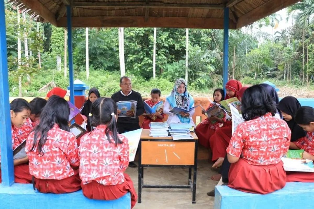 Merdeka belajar, merdeka membaca buku di mana saja