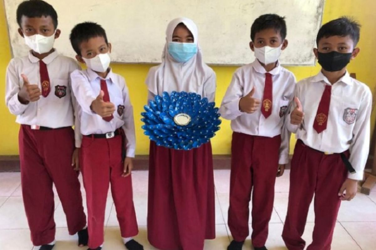 Praktik belajar siswa SD di Muaro Jambi manfaatkan sendok plastik untuk dijadikan hiasan