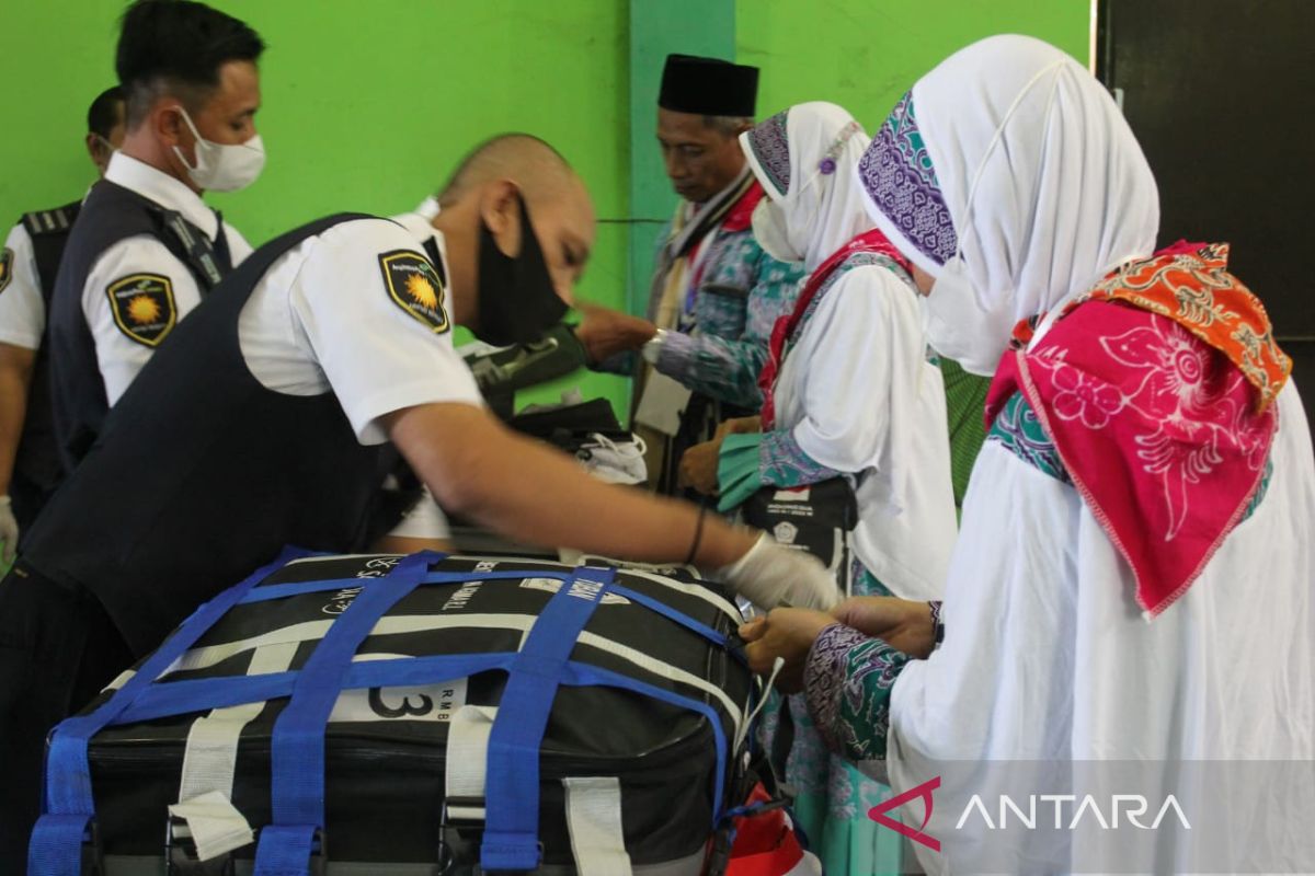 PPIH Embarkasi Surabaya imbau calon haji tak bawa beras