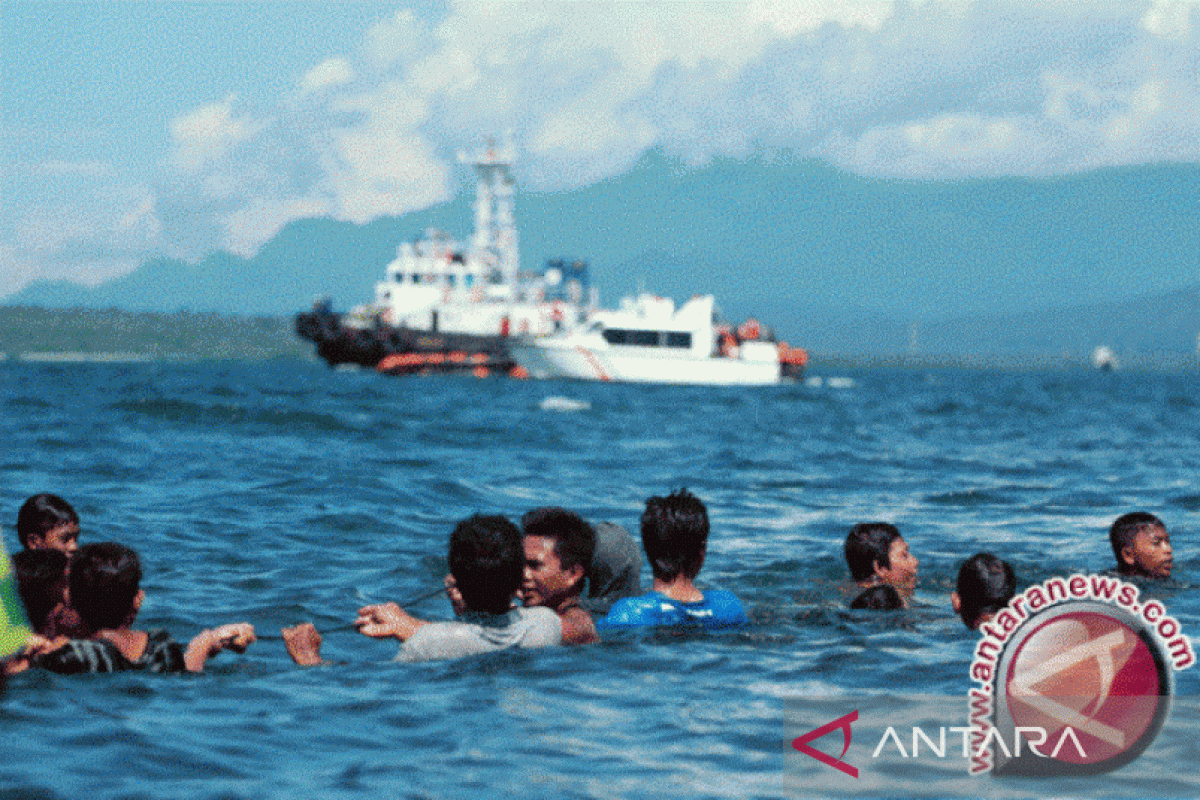 Tiga nelayan Aceh Barat selamat dari kapal tenggelam