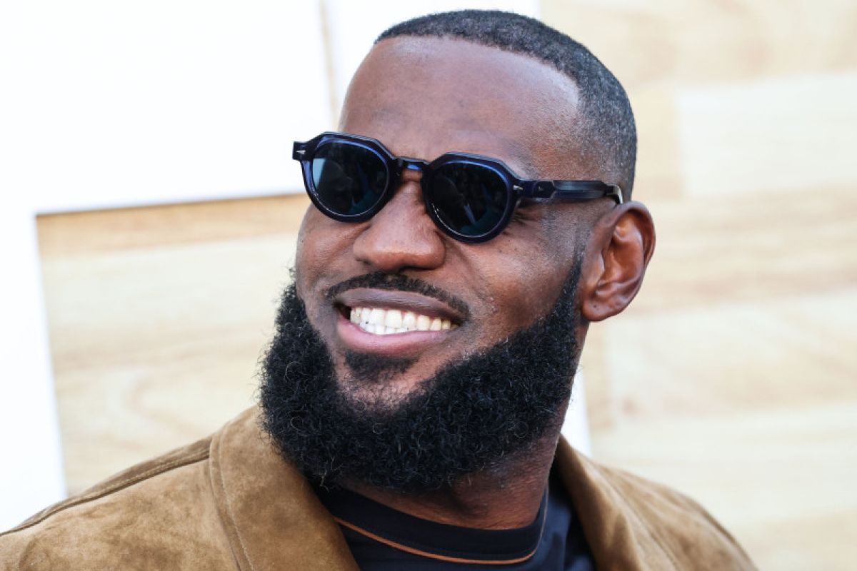 LeBron James  kini berstatus miliarder