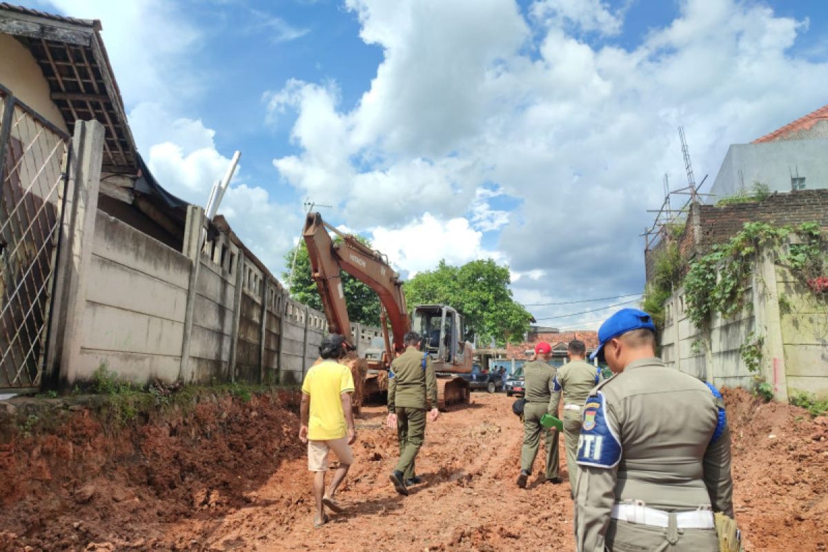 Satpol PP Tangerang segel dua alat berat proyek pengurukan lahan