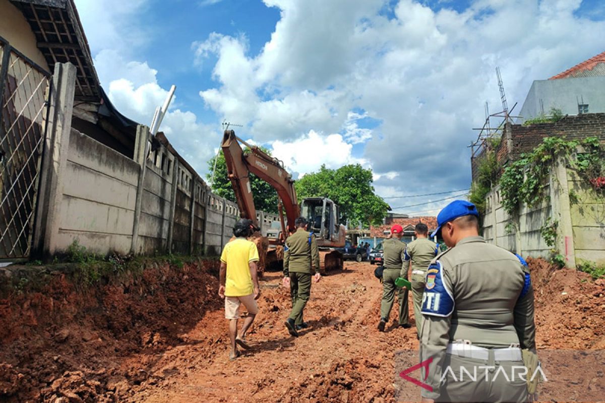 Satpol PP segel dua alat berat proyek pengurukan lahan di Tangerang