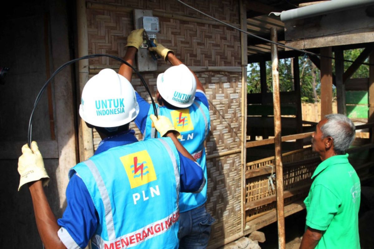PLN salurkan bantuan penyambungan listrik Rp18,6 miliar untuk terangi 18.377 keluarga
