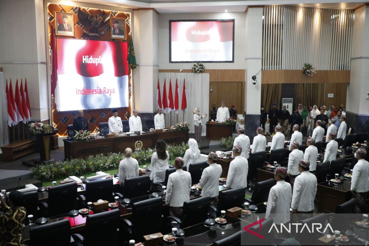 Anggota DPRD Bogor berbusana Sunda hadiri Paripurna Istimewa HJB