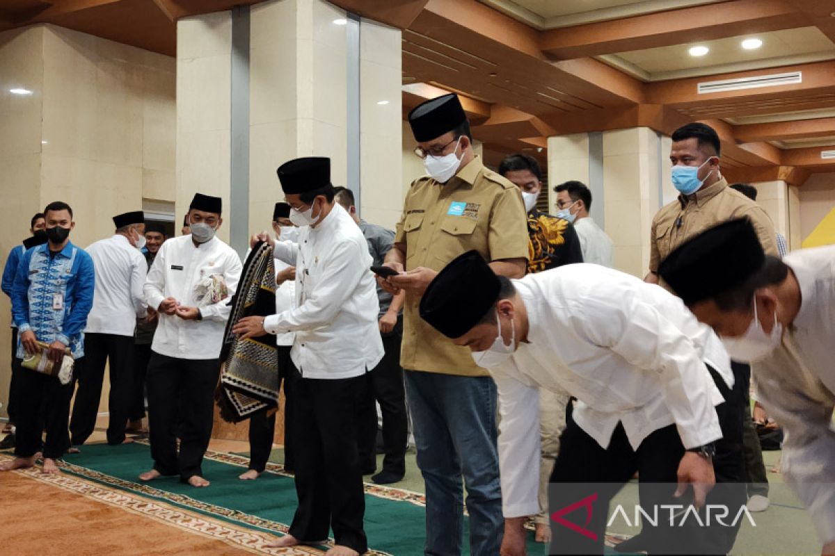 Anies-Riza laksanakan shalat ghaib untuk putra Ridwan Kamil