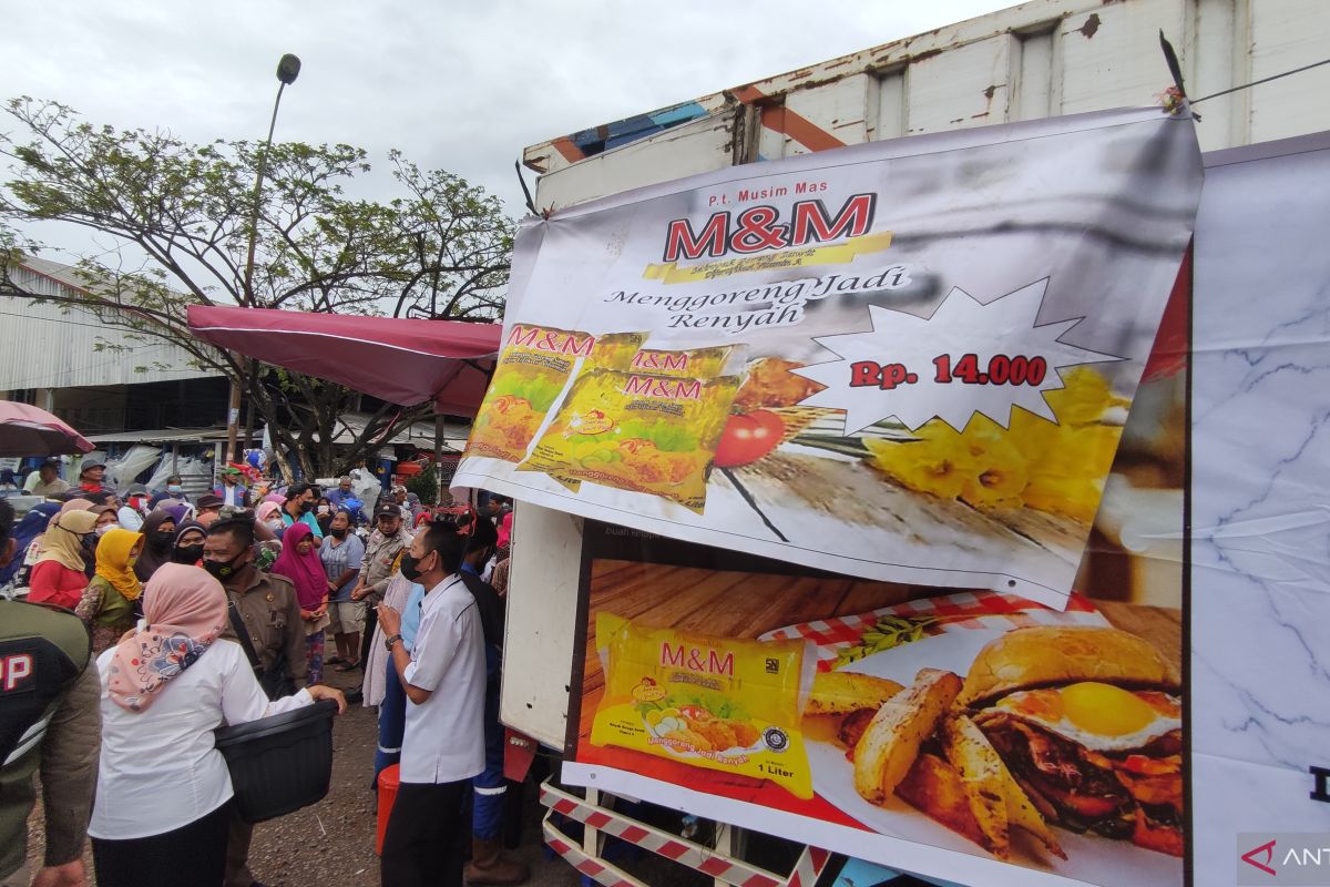 Pemkot Palembang beri sanksi  pedagang monopoli minyak goreng