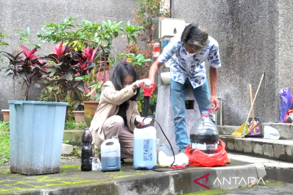 Mahasiswi UGM membuat formula penetral bau sampah dari cairan lindi