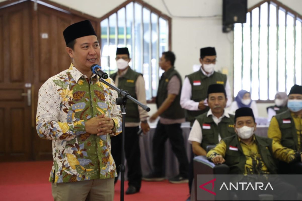 Jamaah calon haji kloter pertama Embarkasi Jakarta masuk ke Asrama Haji Pondok Gede