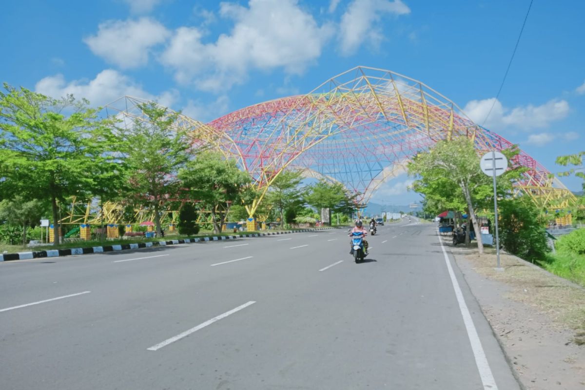 Pemkot Mataram menunda pemasangan aksesori lampu Gapura Tembolak