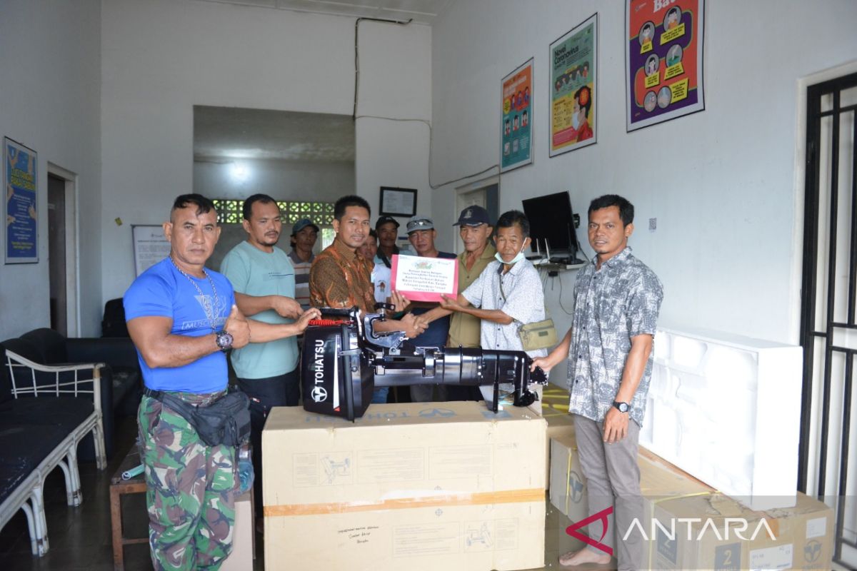 Tingkatkan hasil tangkapan nelayan, PT Timah Tbk serahkan empat mesin tempel untuk nelayan Kabupaten Bangka