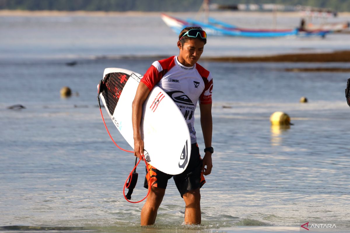 Rio Waida dan I Ketut Agus amankan tempat putaran keempat ISA World Surfing 2023