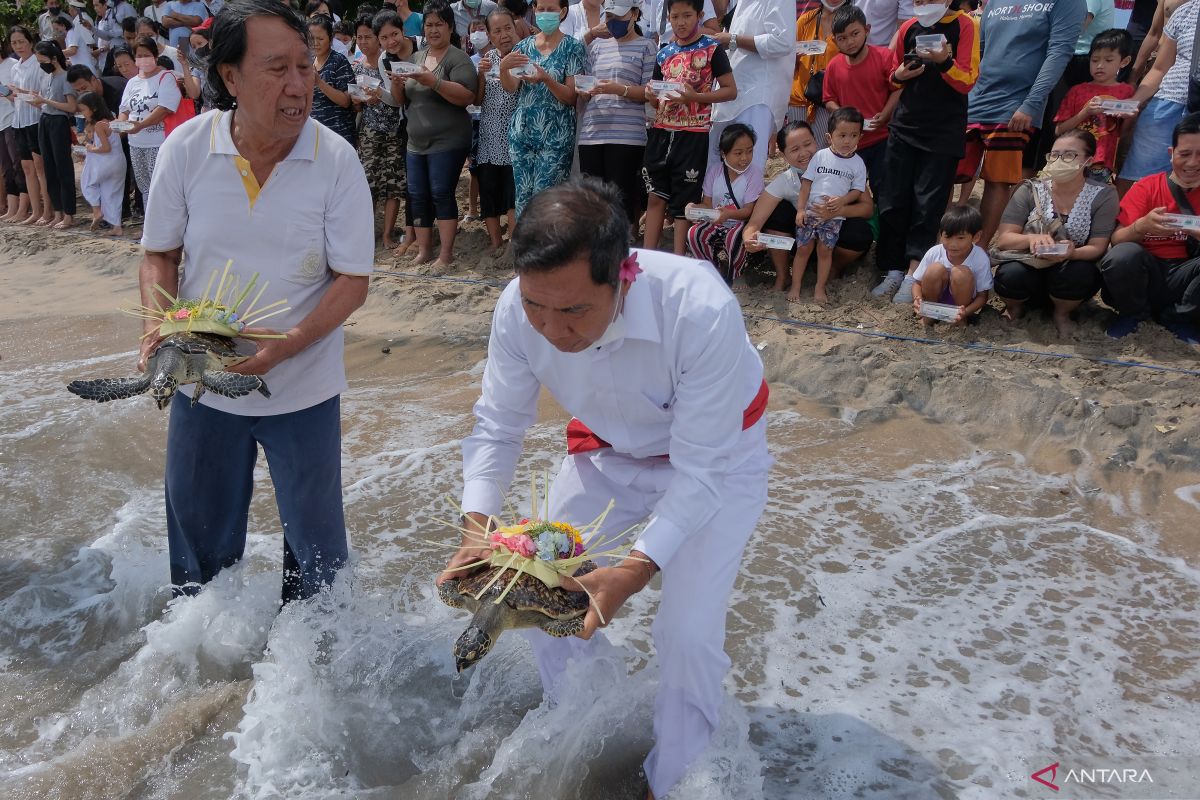 Warga keturunan Tionghoa Bali rayakan Peh Cun di Pantai Kuta