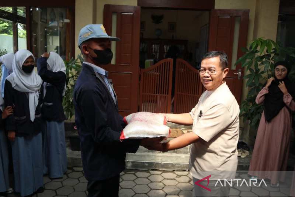 SMK Muhammadiyah Mungkid rayakan kelulusan dengan  membagi sembako