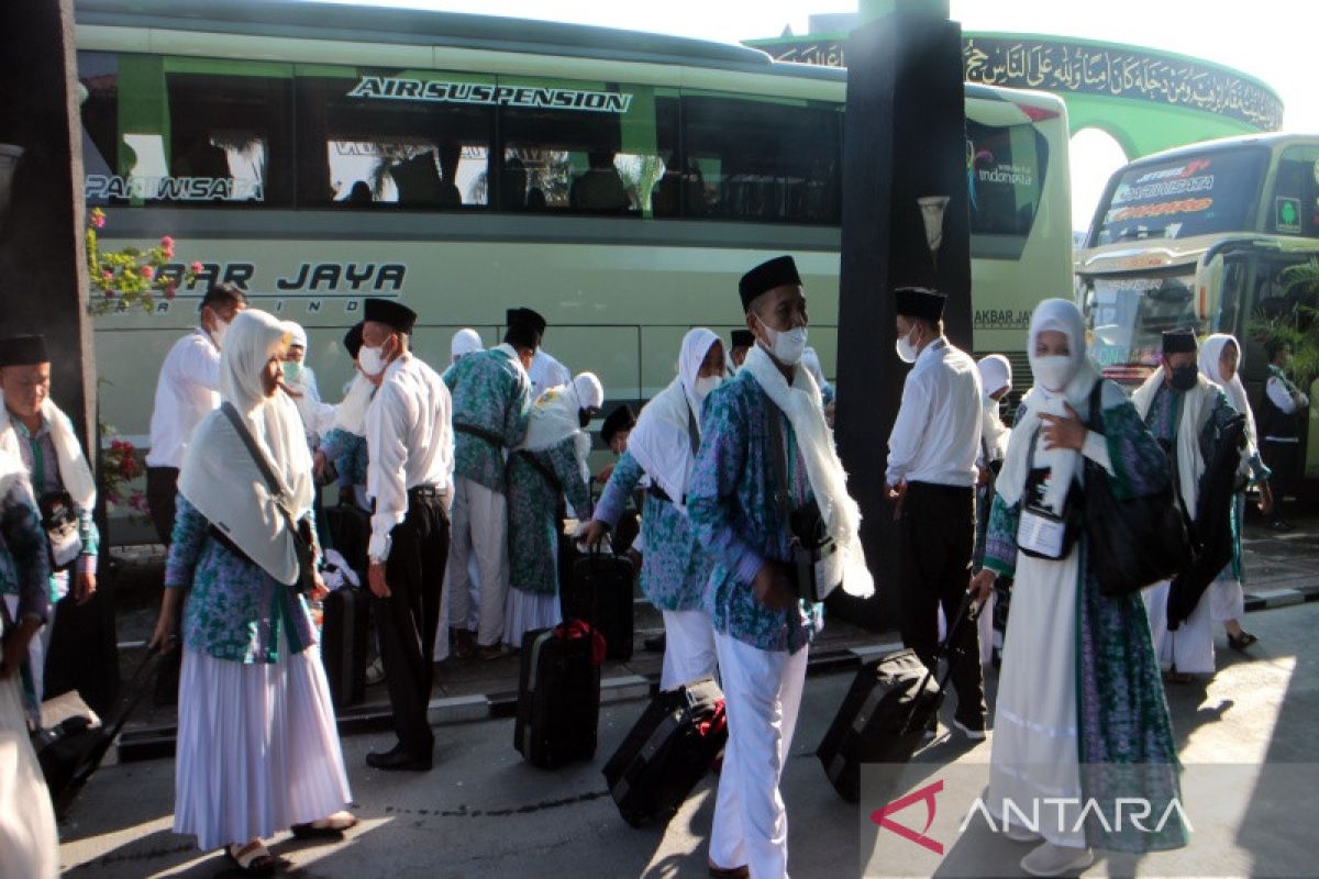 Jamaah calon haji asal Pati tiba di Asrama Haji Donohudan