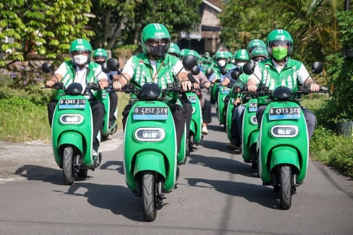 Sandiaga Uno jajal skuter konversi listrik karya anak bangsa