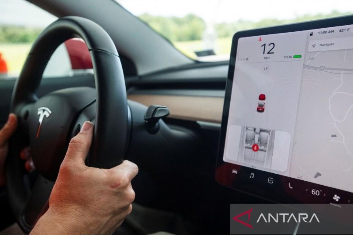 NHTSA desak Tesla beri penjelasan soal masalah rem di fitur autopilot