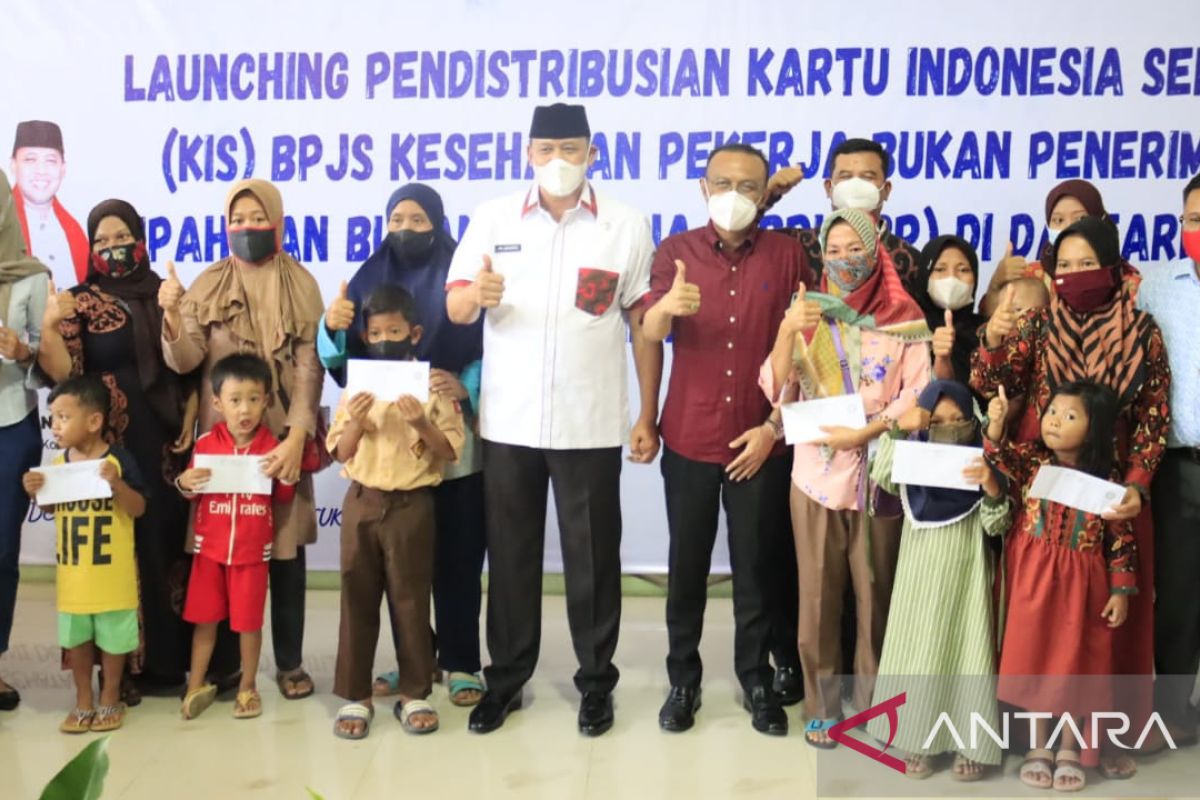 Wali Kota Bekasi serahkan kartu kepesertaan BPJS kategori penerima iuran bantuan