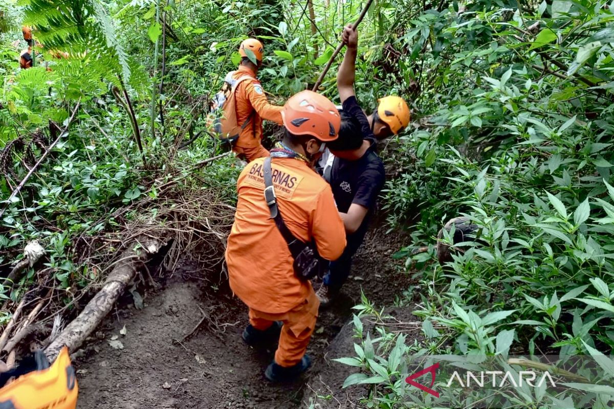 Tim SAR gabungan evakuasi pendaki cedera saat naik Gunung Agung