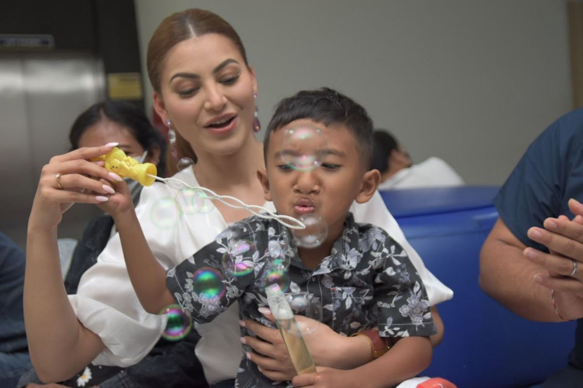 Aktris India Urvashi Rautela kunjungi pasien bibir sumbing di Bali