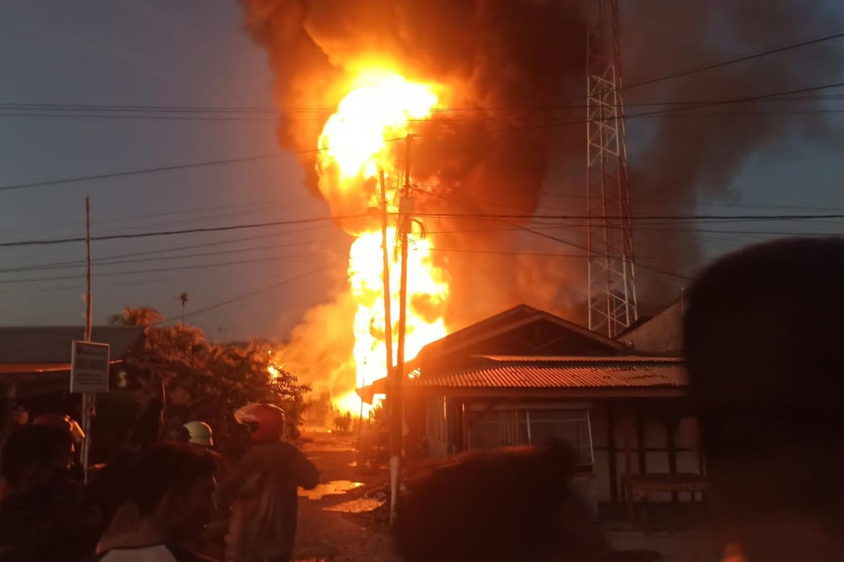 Sebuah rumah tinggal dilalap si jago merah