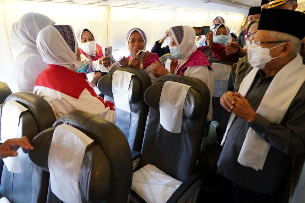 VP Amin sends off Hajj pilgrims aboard flights from Surabaya