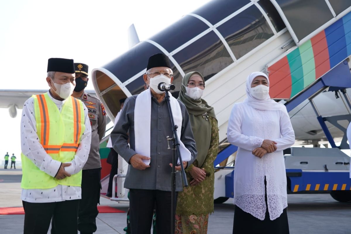 VP Amin sends off hajj pilgrims aboard flights from Surabaya