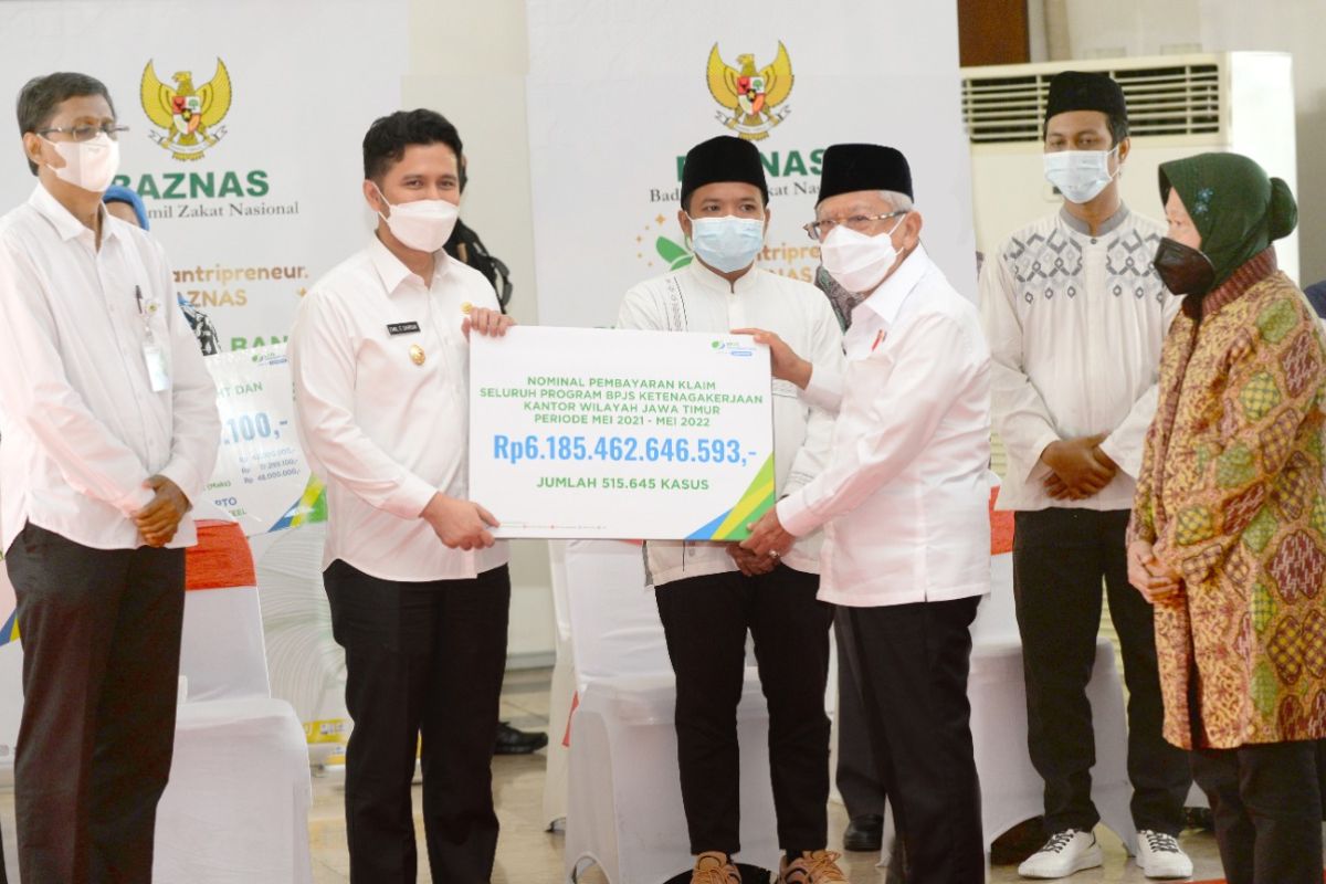 Wapres serahkan manfaat program dan beasiswa BPJS Ketenagakerjaan senilai Rp2,2 miliar kepada pekerja dan keluarganya