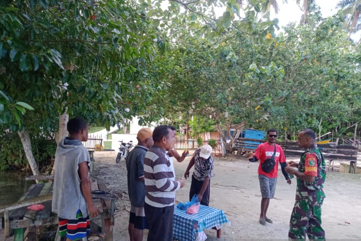 Babinsa Biak Kota ajak warga ciptakan lingkungan bersih