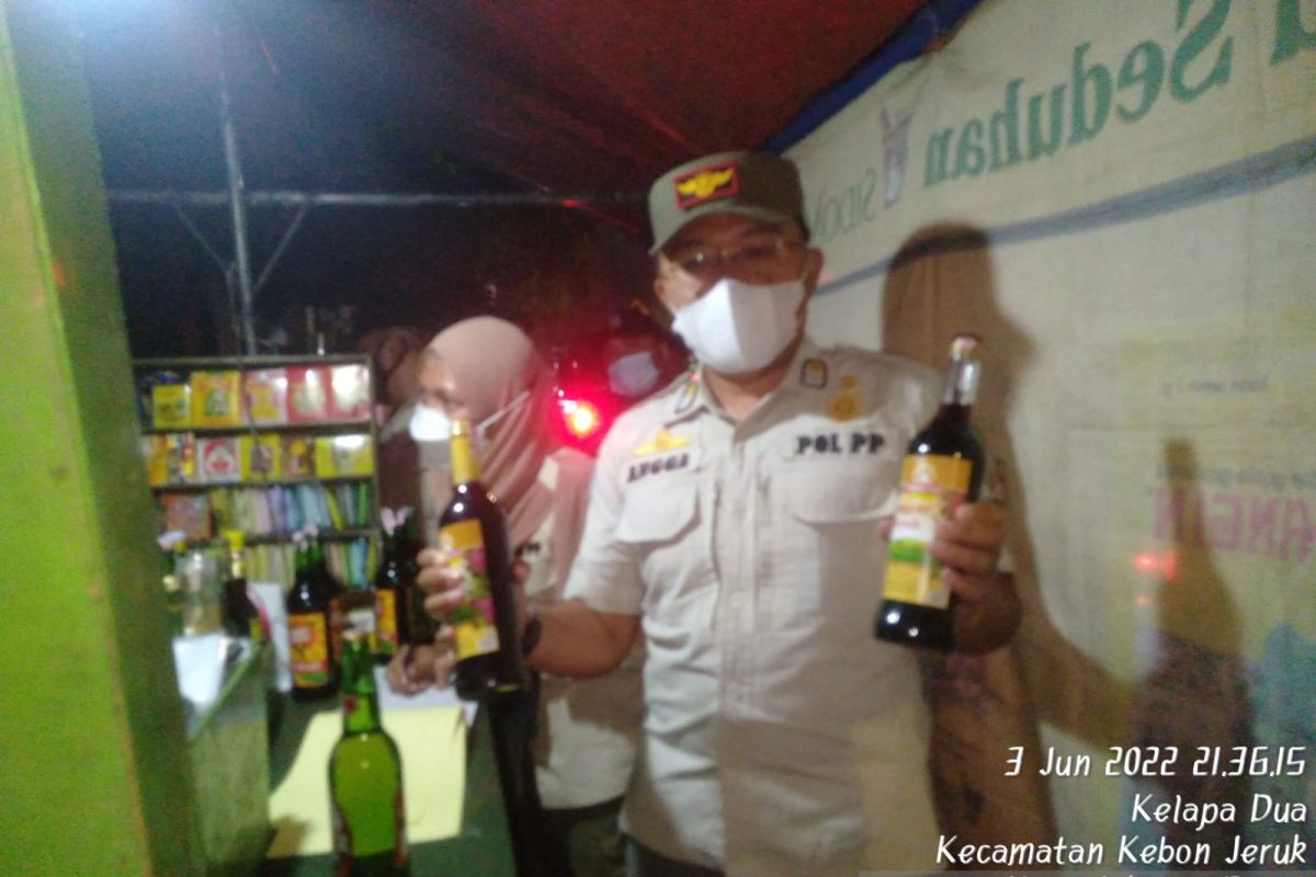 Pemkot Jakbar razia penjualan minuman keras ilegal di Kebon Jeruk