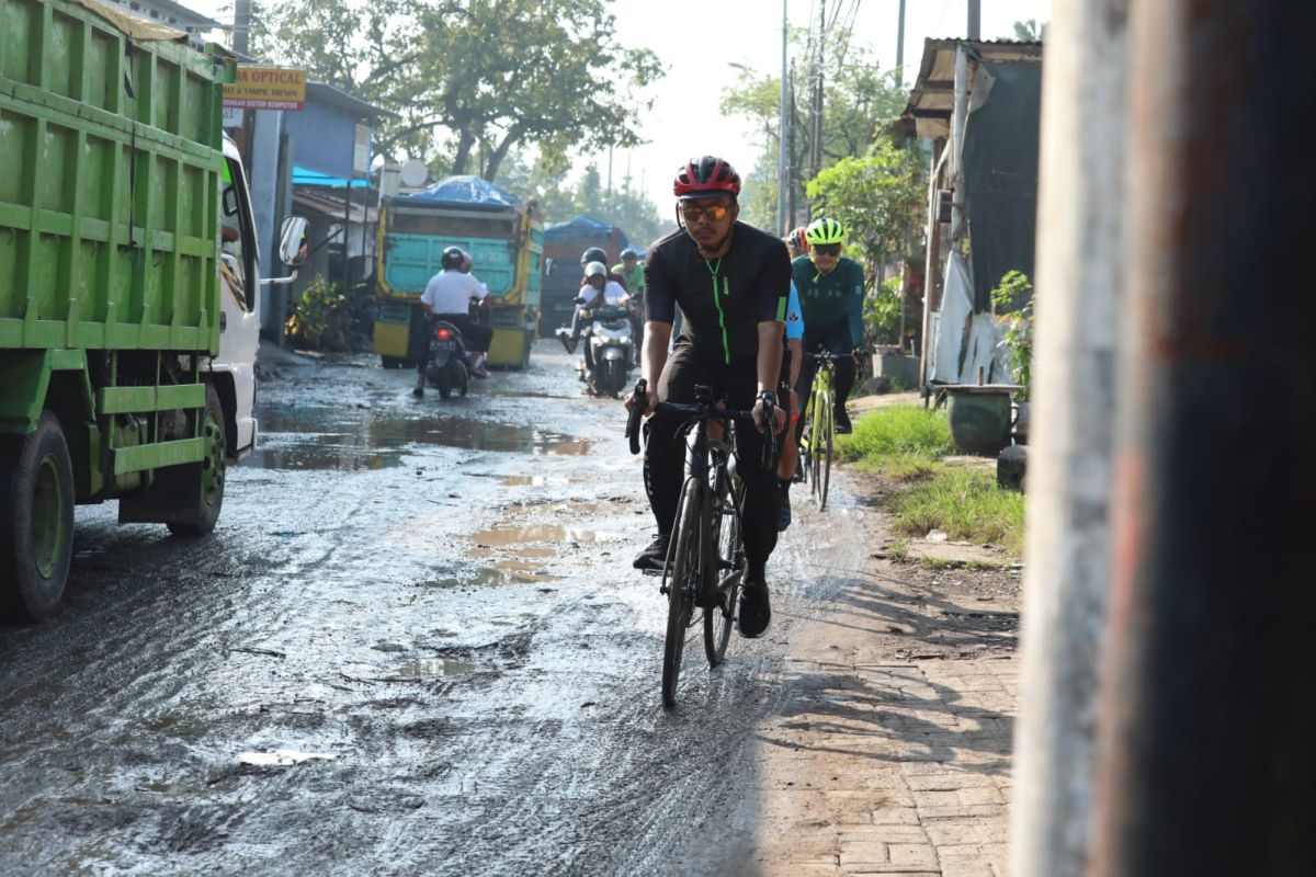 Jalan menuju lokasi wisata kampung nelayan Sedati Sidoarjo dibeton