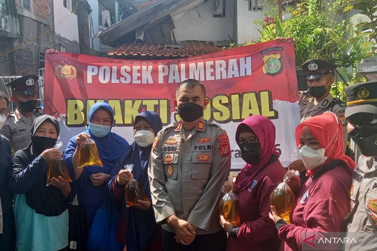 Polsek Palmerah bagikan 100 kg minyak goreng bagi warga slum