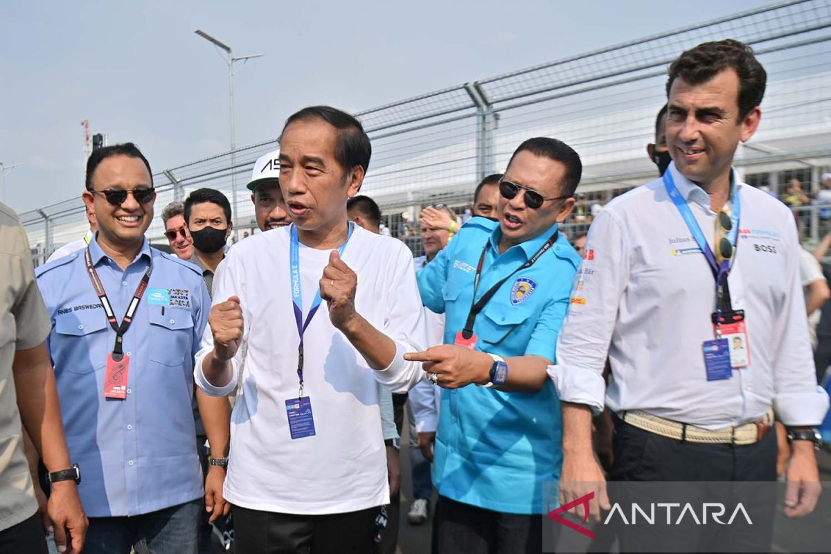Jakarta E-Prix: Jokowi hands trophy to Jaguar TCS' Evans