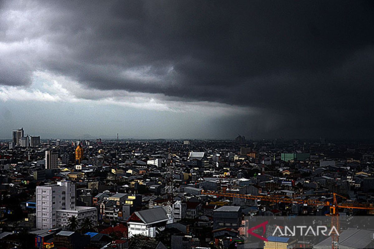 Sebagian besar provinsi di Indonesia berpeluang dilanda hujan lebat berangin