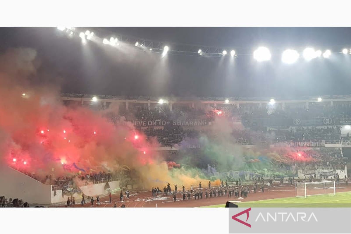 Laga PSIS lawan Arema dua kali disetop akibat asap "flare"