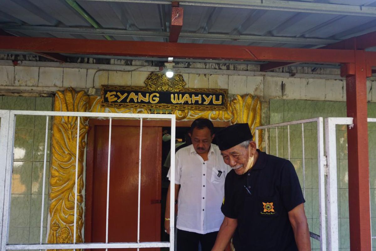 Wawali ajak warga Surabaya merawat makam lelulur