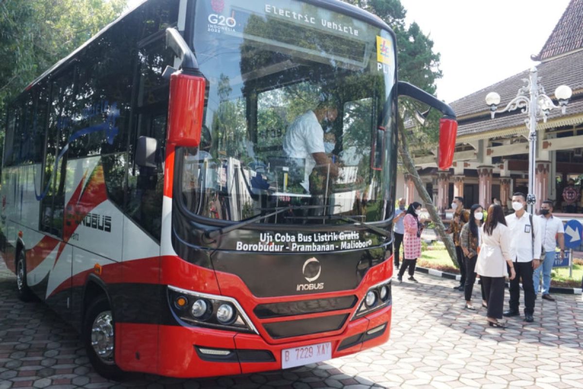 Bus listrik buatan INKA dipamerkan di Candi Borobudur