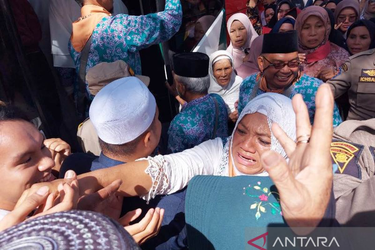 Lepas keberangkatan calon jamaah haji, ini pesan Waki Wali Kota Bukittinggi