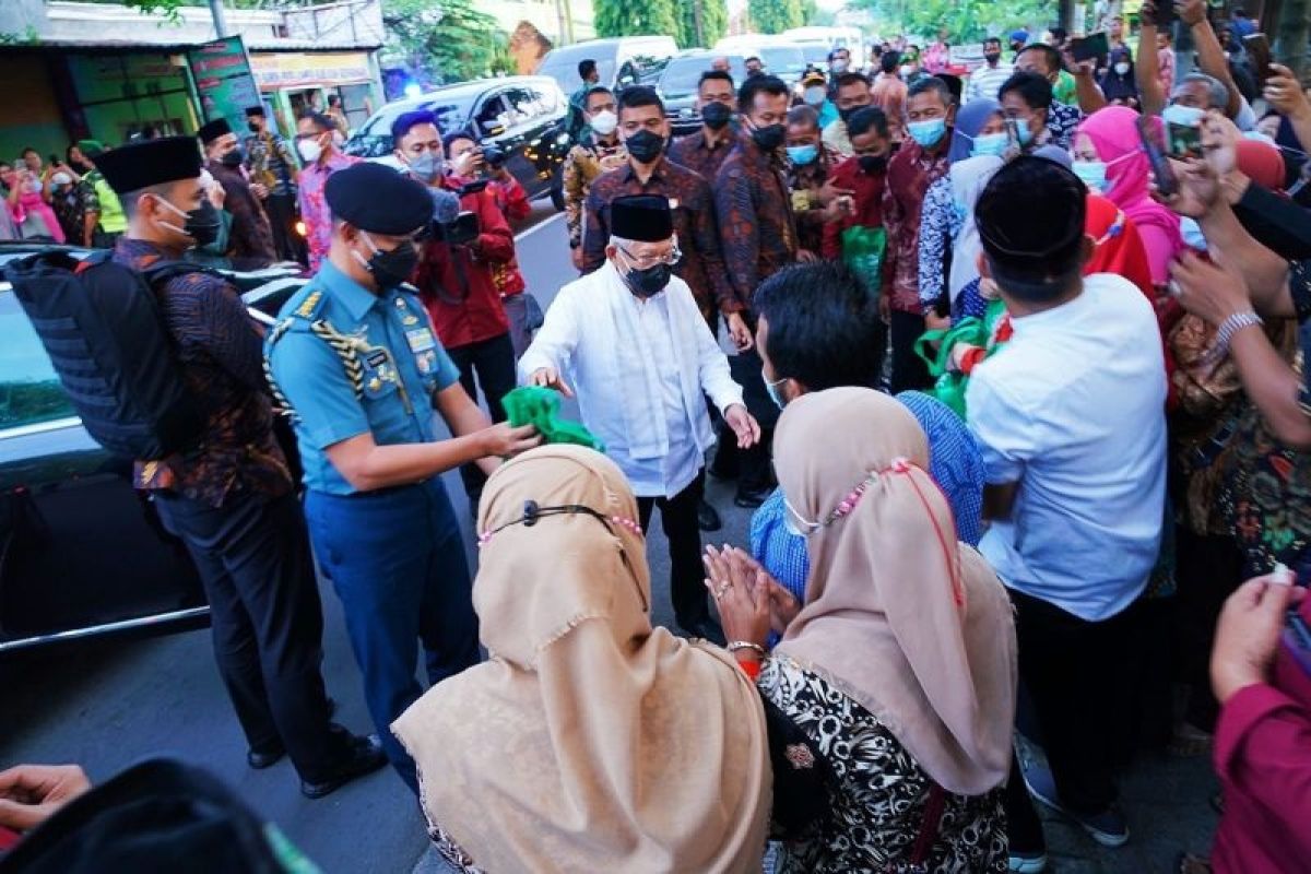 Wapres Ma'ruf Amin disambut antusias masyarakat saat berkunjung di Mojokerto