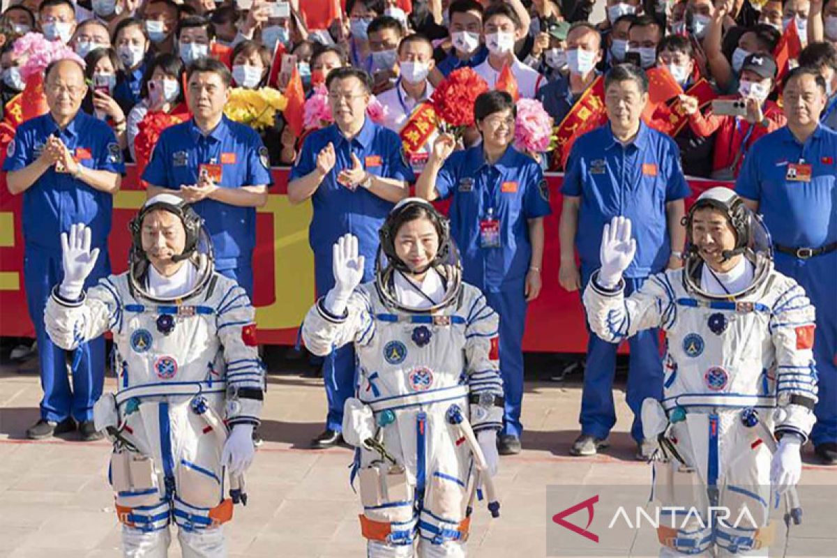 Shenzhou-14 bawa tiga astronaut ke luar angkasa