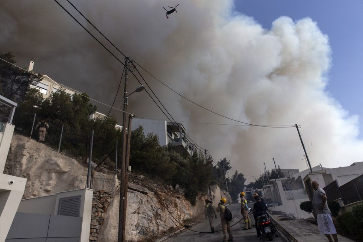 Kebakaran hutan hebat landa Athena selatan, sejumlah warga dievakuasi