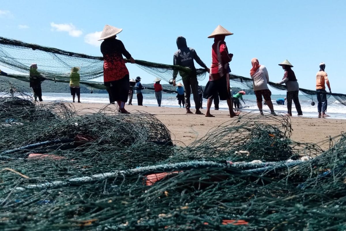 Nelayan berharap Pemkab Tulungagung bangun SPBN di Pantai Sine