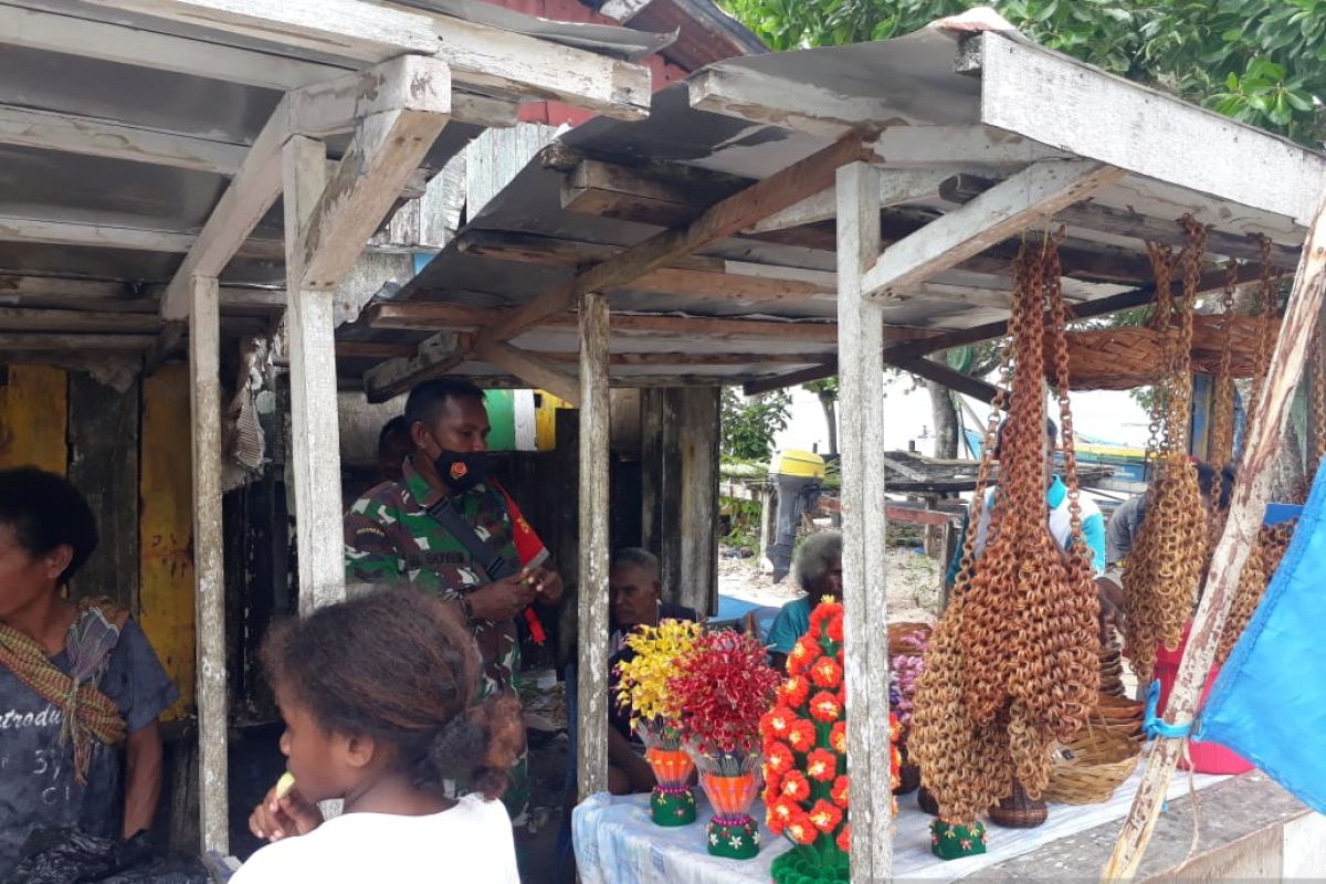 Babinsa menyambangi pengrajin souvenir di Kampung Samber
