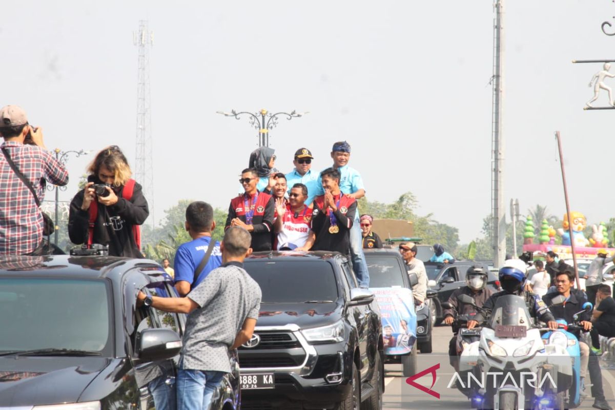 Atlet dayung SEA Games asal Bogor diarak keliling Cibinong