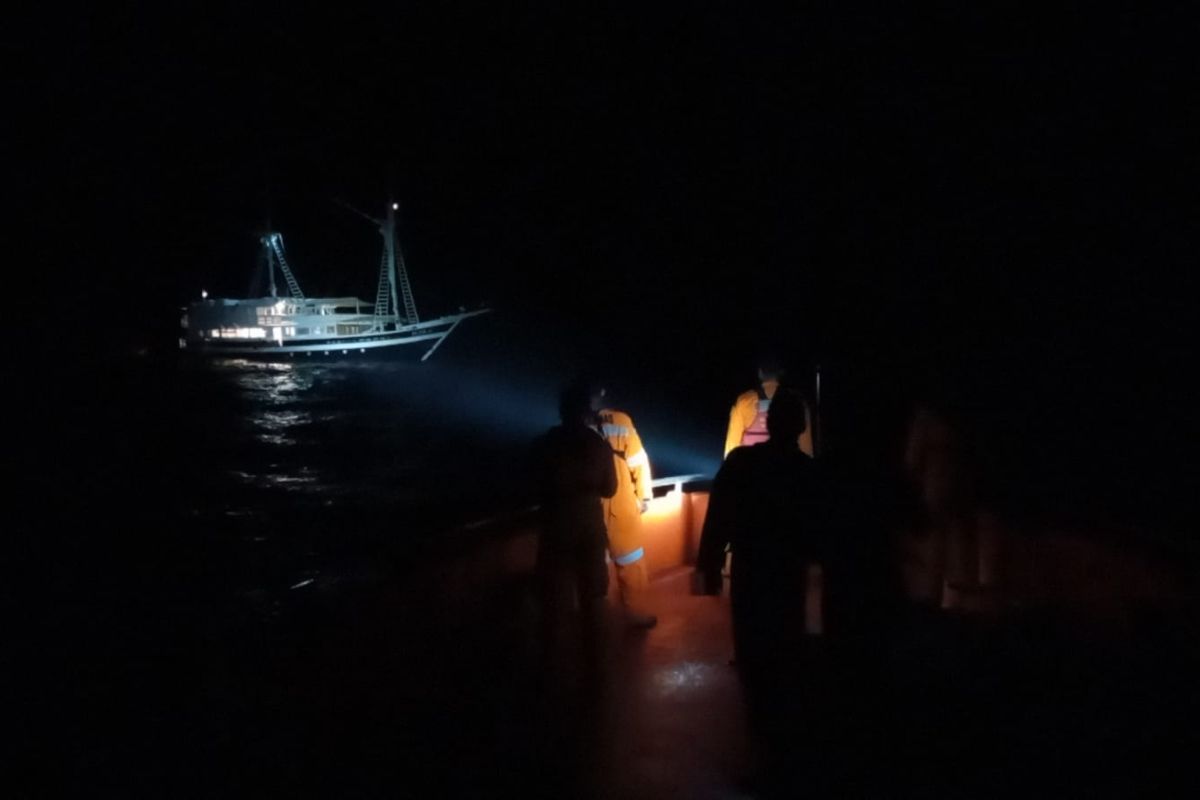 Kapal mati mesin, Tim SAR selamatkan puluhan wisatawan asing di Selat Lombok